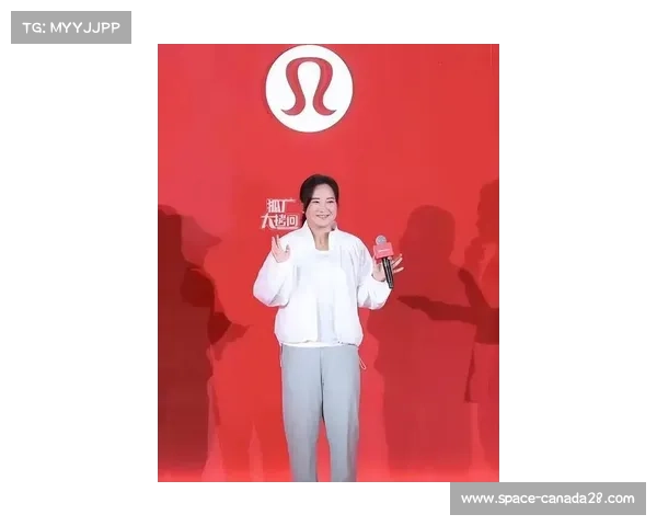 观众席惊现贾玲人形立牌，拳迷调侃“热辣滚烫精神加持”