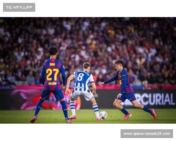 莱万爆射破门,诺坎普七万球迷欢呼 莱万爆射破门,诺坎普七万球迷欢呼